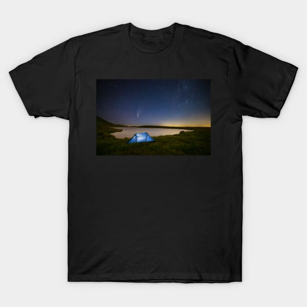 Comet NEOWISE over Llyn y Fan Fawr, Brecon Beacons T-Shirt by dasantillo